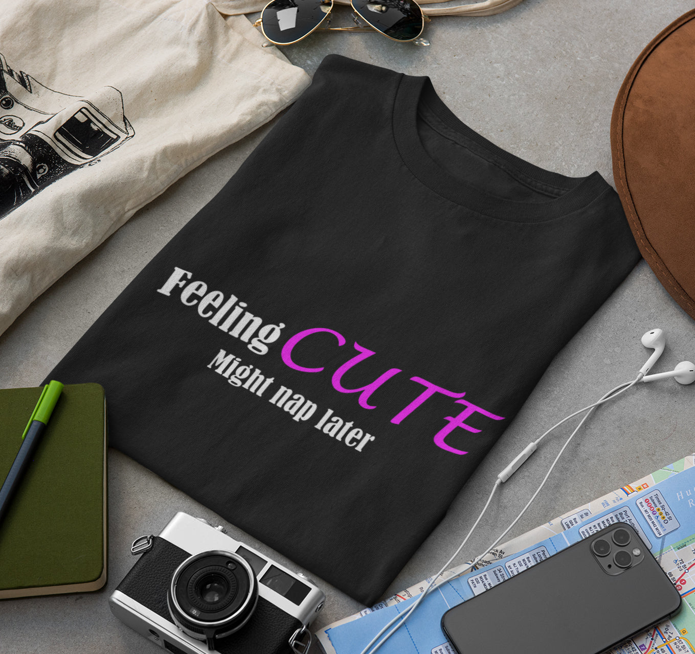 Marškinėliai „Feeling cute“ – spaudos detalė su švelniu ir aiškiu užrašu