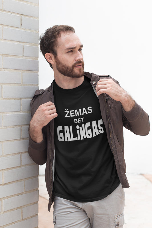 Marškinėliai „Žemas, bet galingas“ ant modelio – išskirtinis kasdienis stilius