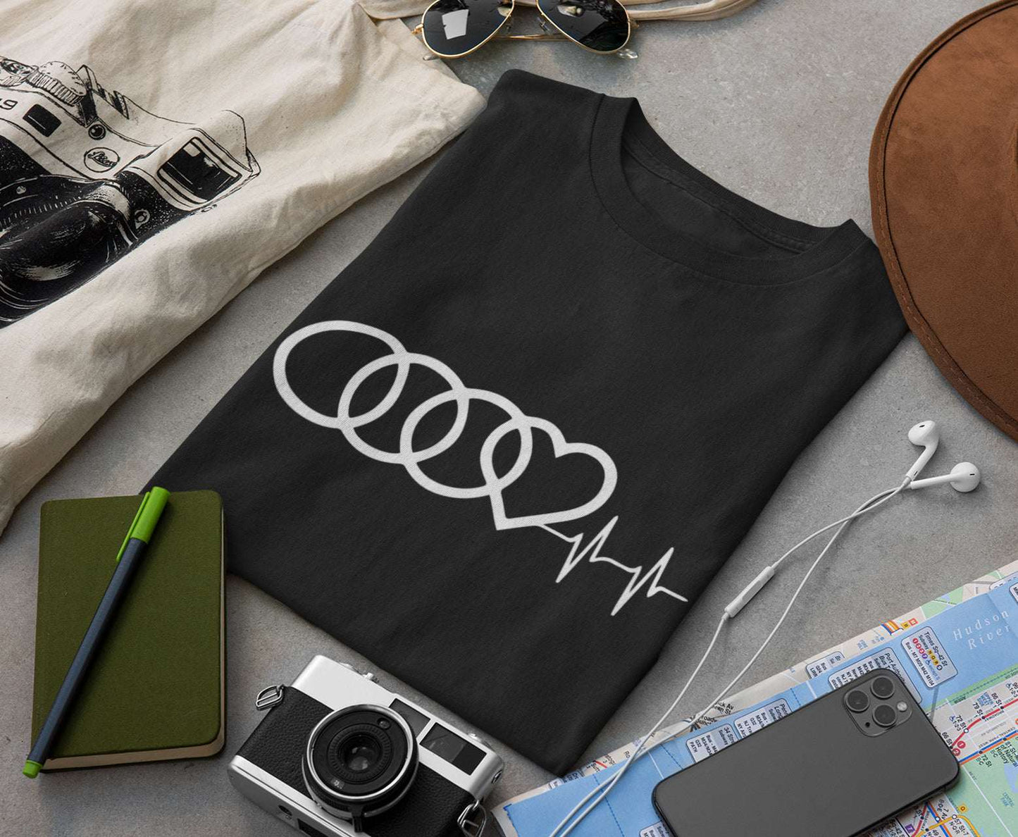 Marškinėliai Audi "Heart Beat“ spauda – ryški, ilgaamžė spauda su širdies pulso linija ir Audi logotipu