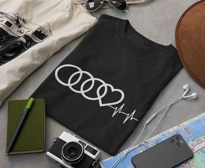 Marškinėliai Audi "Heart Beat“ spauda – ryški, ilgaamžė spauda su širdies pulso linija ir Audi logotipu