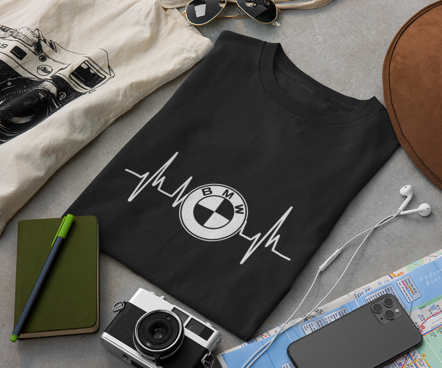 Marškinėliai „BMW Heart Beat“ spaudos detalė – ryški ir ilgaamžė širdies pulso grafika