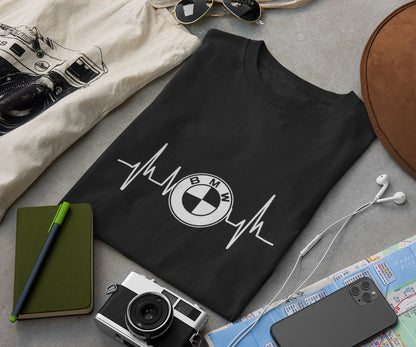 Marškinėliai „BMW Heart Beat“ spaudos detalė – ryški ir ilgaamžė širdies pulso grafika