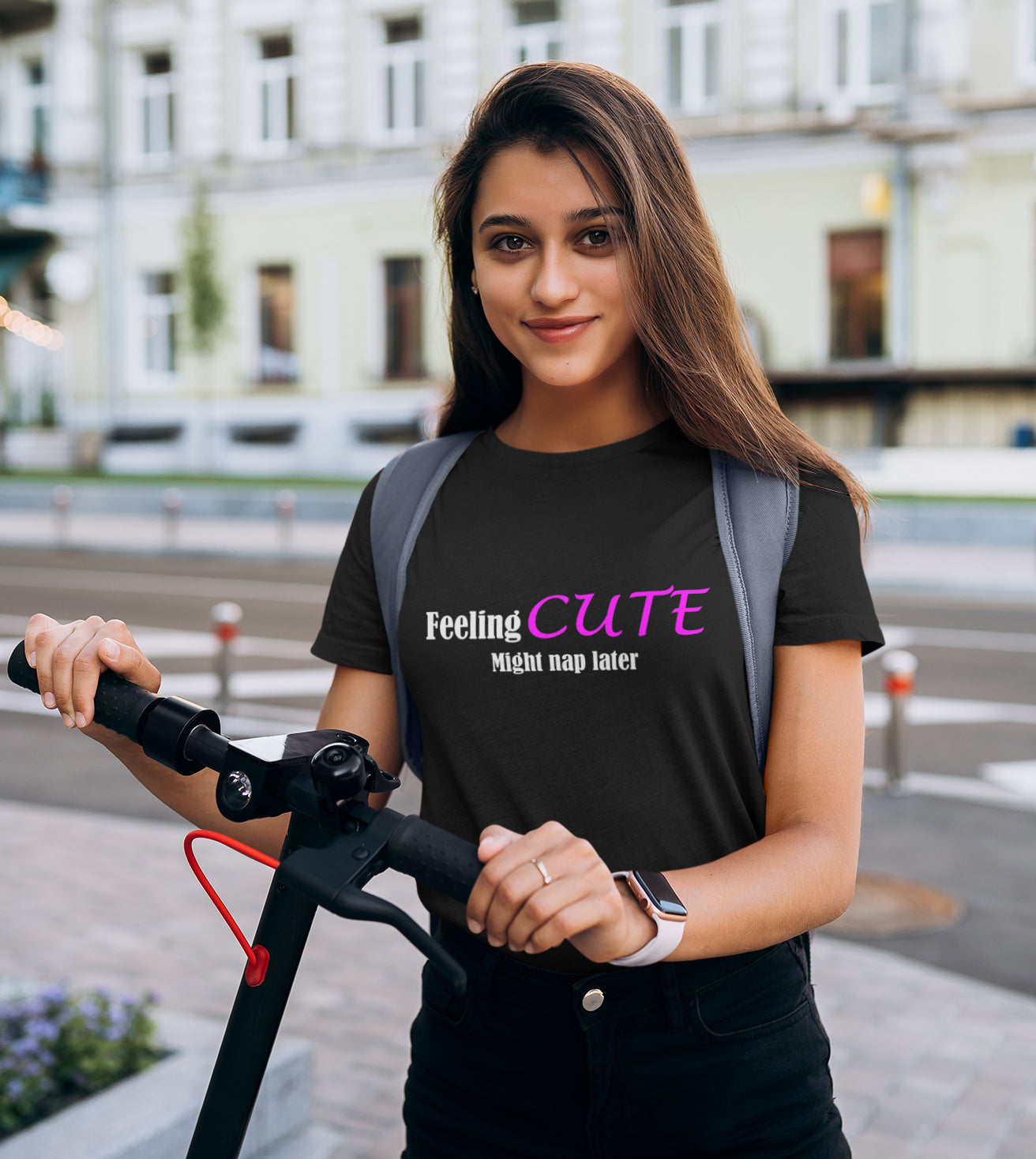 Marškinėliai „Feeling cute“ ant modelio – stilingas ir lengvas kasdienis pasirinkimas
