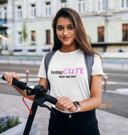 Marškinėliai „Feeling cute“ ant modelio – stilingas ir lengvas kasdienis pasirinkimas