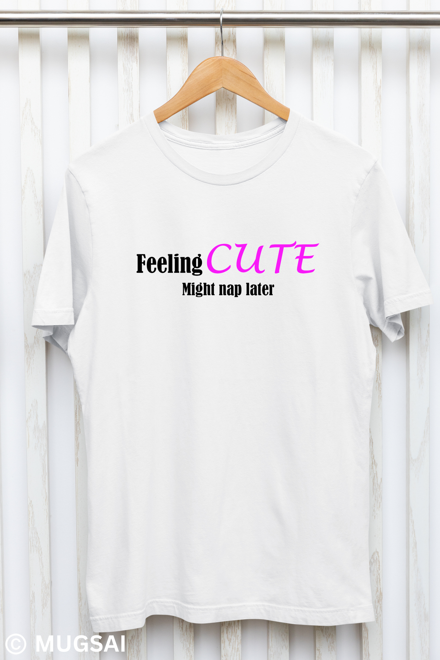 Marškinėliai „Feeling cute“ – priekinė pusė su minimalistiniu tekstu