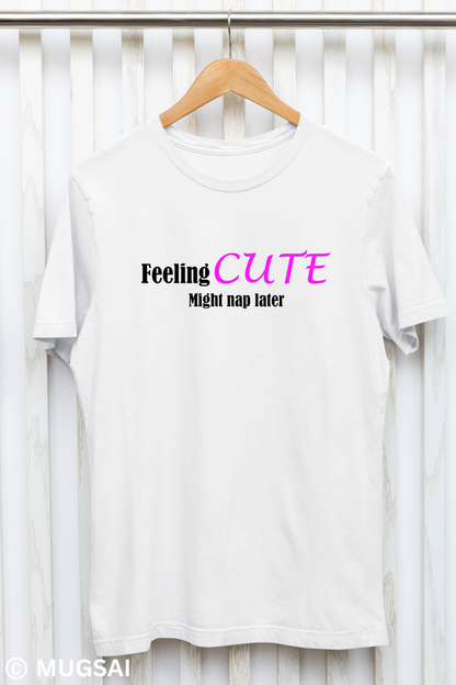 Marškinėliai „Feeling cute“ – priekinė pusė su minimalistiniu tekstu