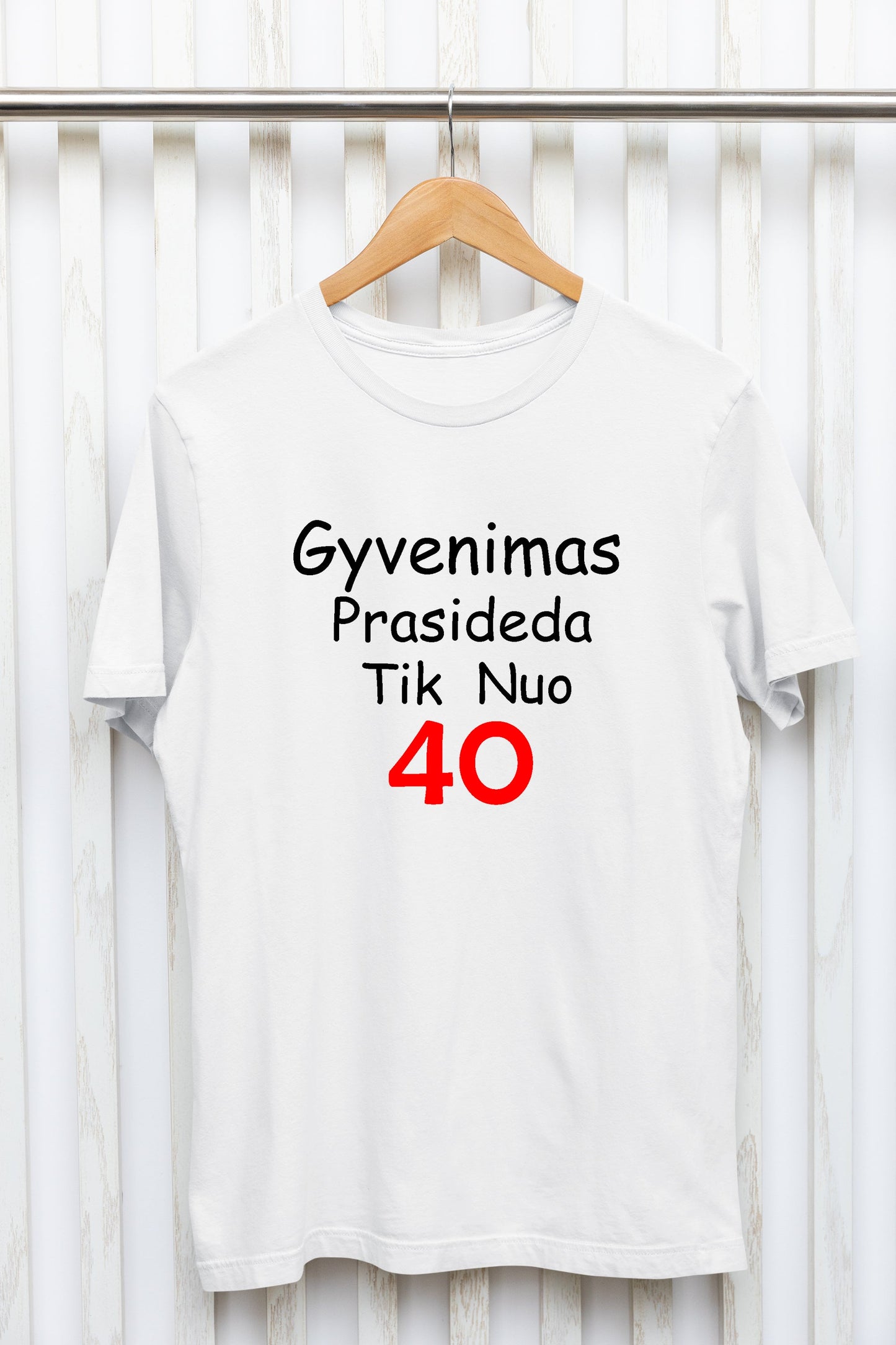 Marškinėliai „Gyvenimas prasideda nuo 40“ – priekinė pusė su pozityviu tekstu