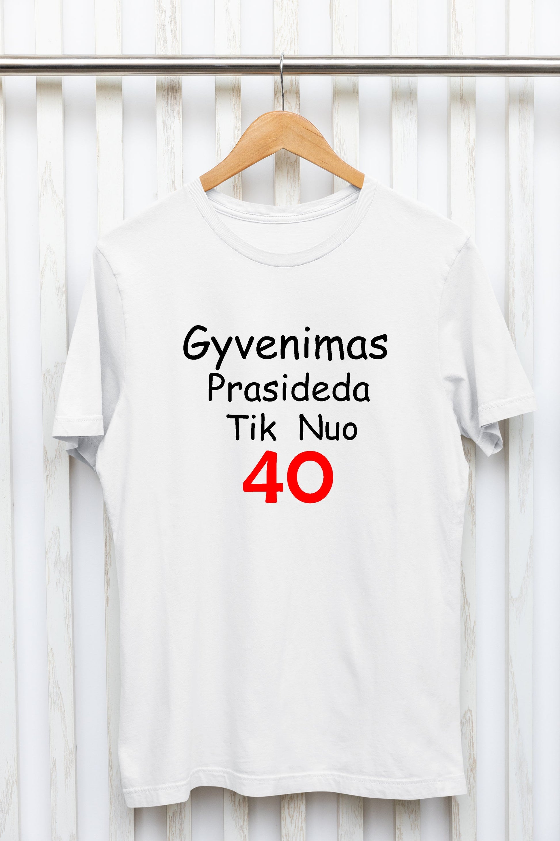 Marškinėliai „Gyvenimas prasideda nuo 40“ – priekinė pusė su pozityviu tekstu