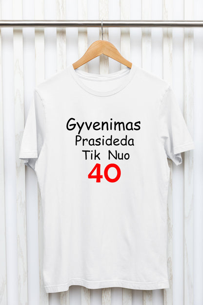 Marškinėliai „Gyvenimas prasideda nuo 40“ – priekinė pusė su pozityviu tekstu