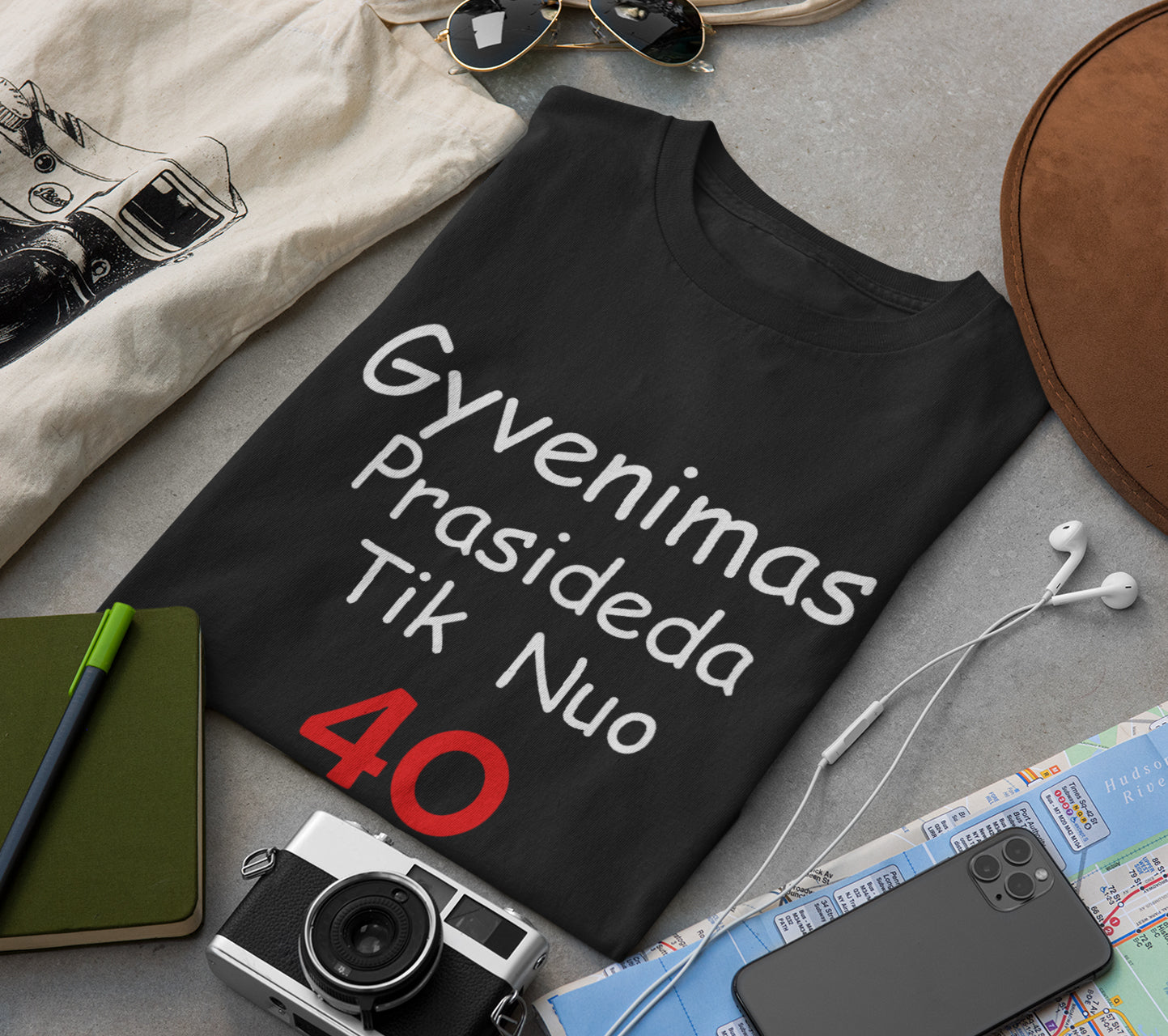 Marškinėliai „Gyvenimas prasideda nuo 40“ – spaudos detalė su įkvepiančia fraze