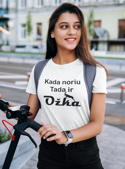 Marškinėliai „Kada noriu, tada ožka“ ant modelio – išskirtinis kasdienis stilius