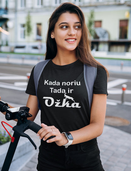 Marškinėliai „Kada noriu, tada ožka“ ant modelio – išskirtinis kasdienis stilius