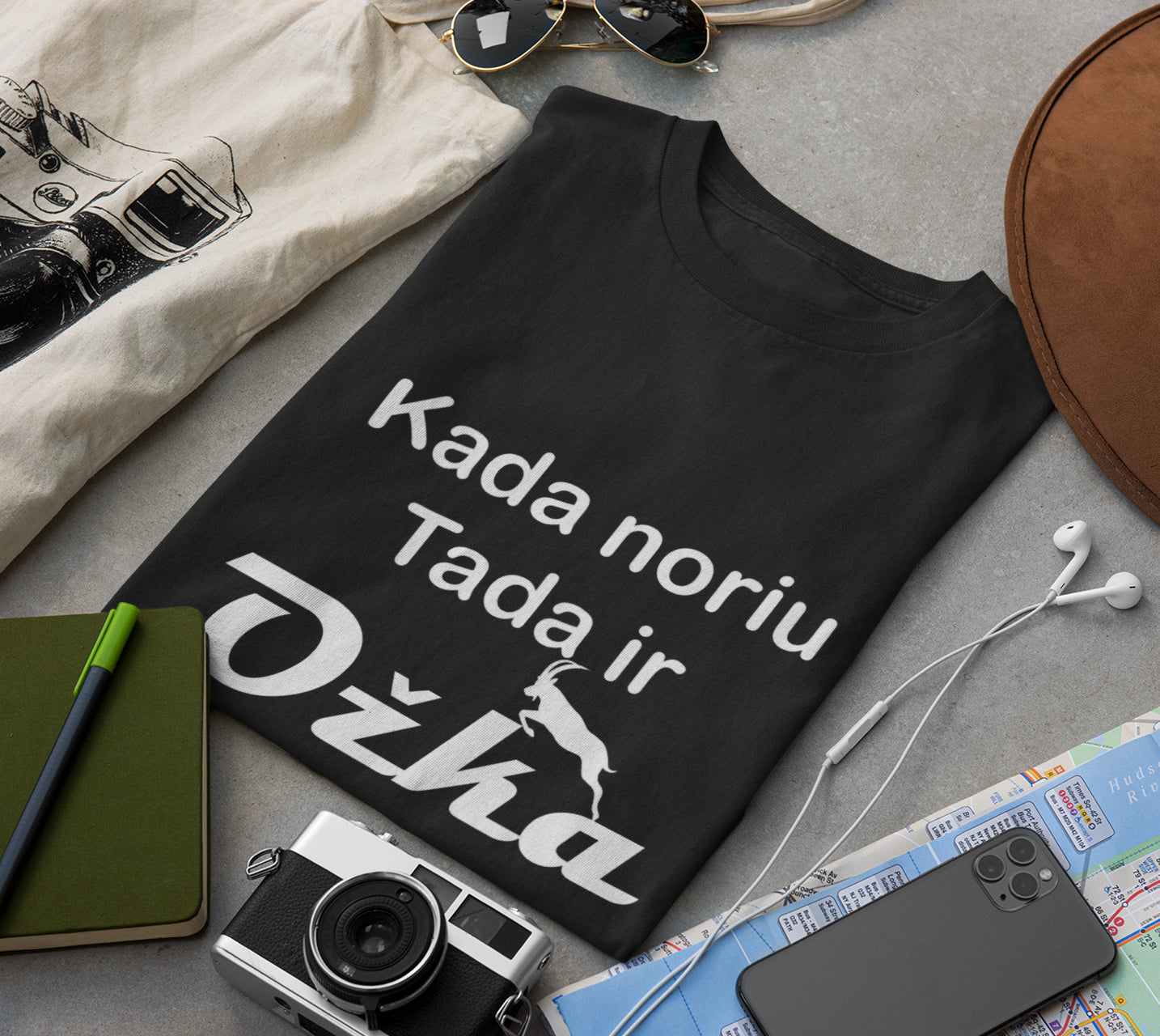 Marškinėliai „Kada noriu, tada ožka“ – spaudos detalė su aiškiu tekstu