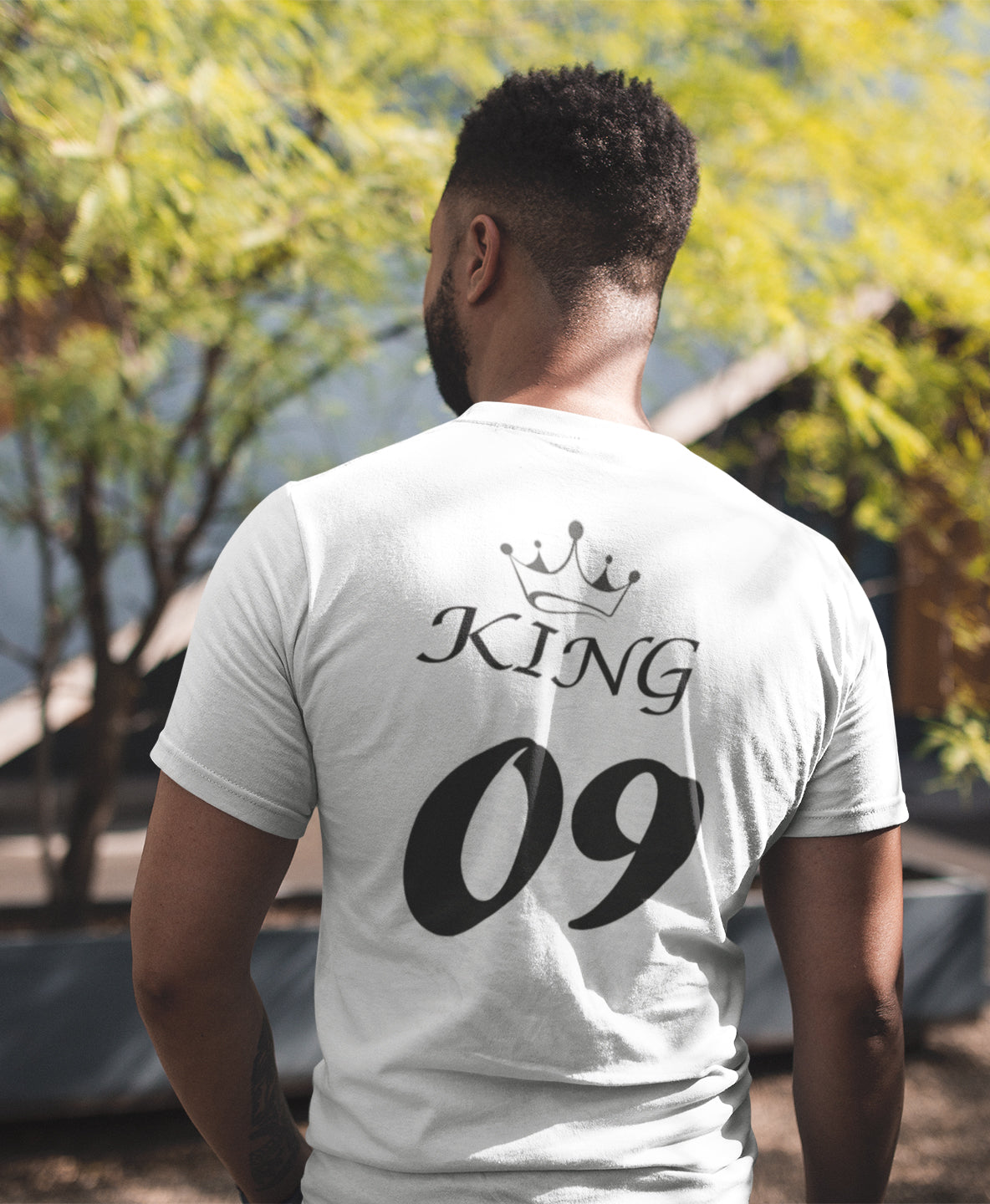 Marškinėliai „King“ ant modelio – stilingas ir užtikrintas kasdienis pasirinkimas