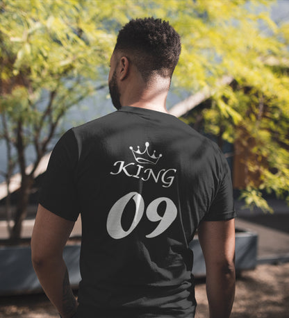 Marškinėliai „King“ ant modelio – stilingas ir užtikrintas kasdienis pasirinkimas