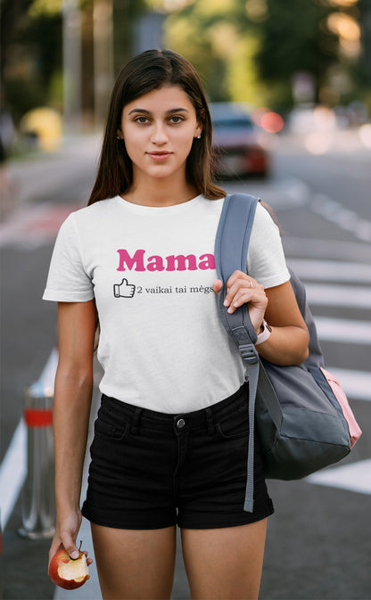Marškinėliai „Mama 2 vaikai mėgsta“ ant modelio – jaukus ir stilingas pasirinkimas mamai