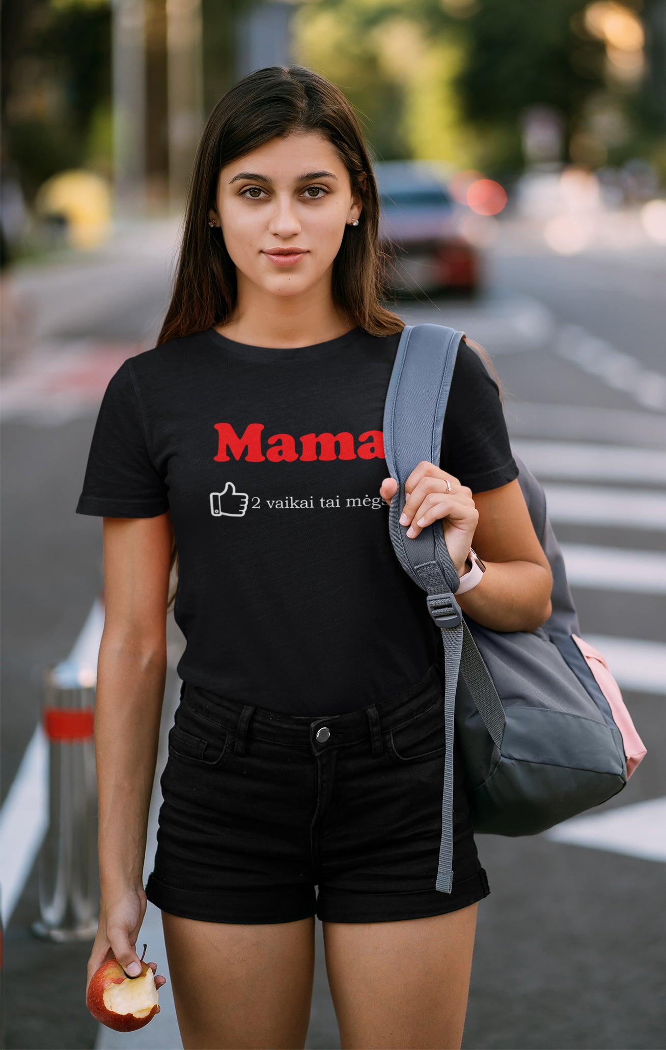 Marškinėliai „Mama 2 vaikai mėgsta“ ant modelio – jaukus ir stilingas pasirinkimas mamai