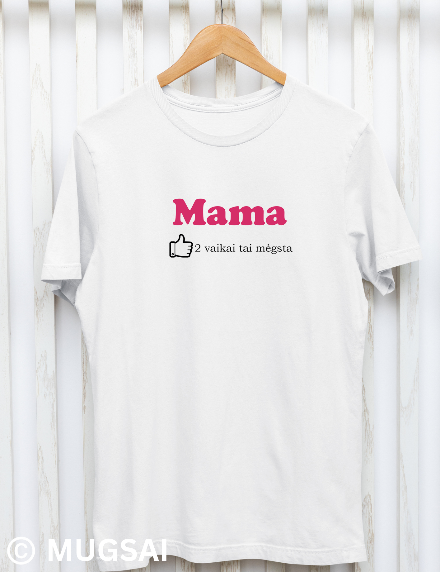 Marškinėliai „Mama 2 vaikai mėgsta“ – priekinė pusė su šeimynišku tekstu