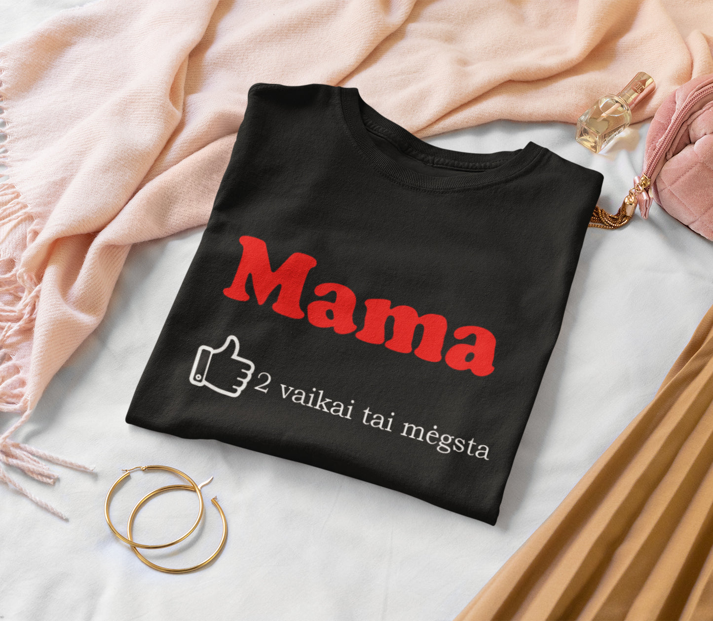 Marškinėliai „Mama 2 vaikai mėgsta“ – spaudos detalė su miela žinute