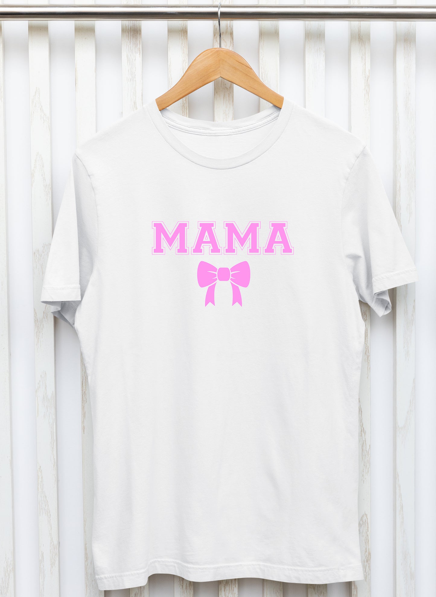 Marškinėliai „Mama su vaikų vardais ant rankovės“ – priekinė pusė, minimalistinis dizainas