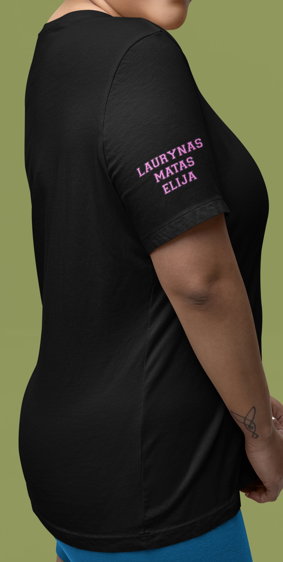 Marškinėliai „Mama su vaikų vardais ant rankovės“ – personalizuota rankovė su vardais