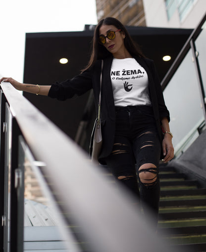 Marškinėliai „Ne žema, o linksmo dydžio“ balti ant modelio – stilingas pasirinkimas kasdienai