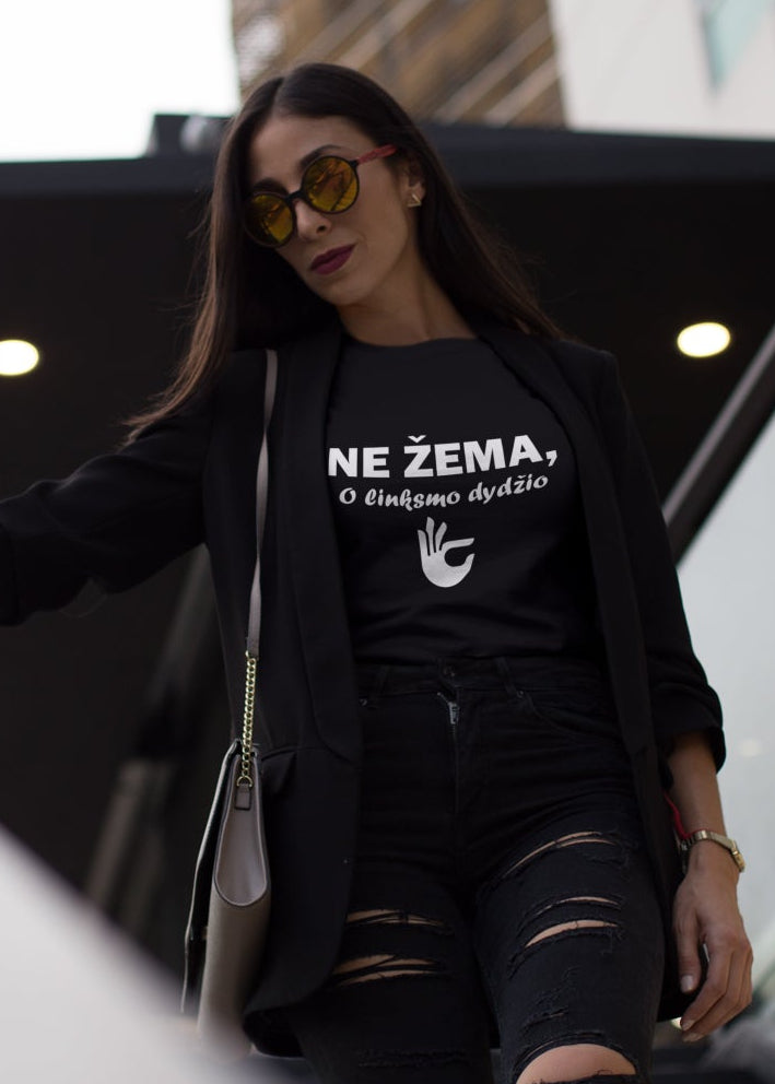 Marškinėliai „Ne žema, o linksmo dydžio“ juodi ant modelio – stilingas pasirinkimas kasdienai