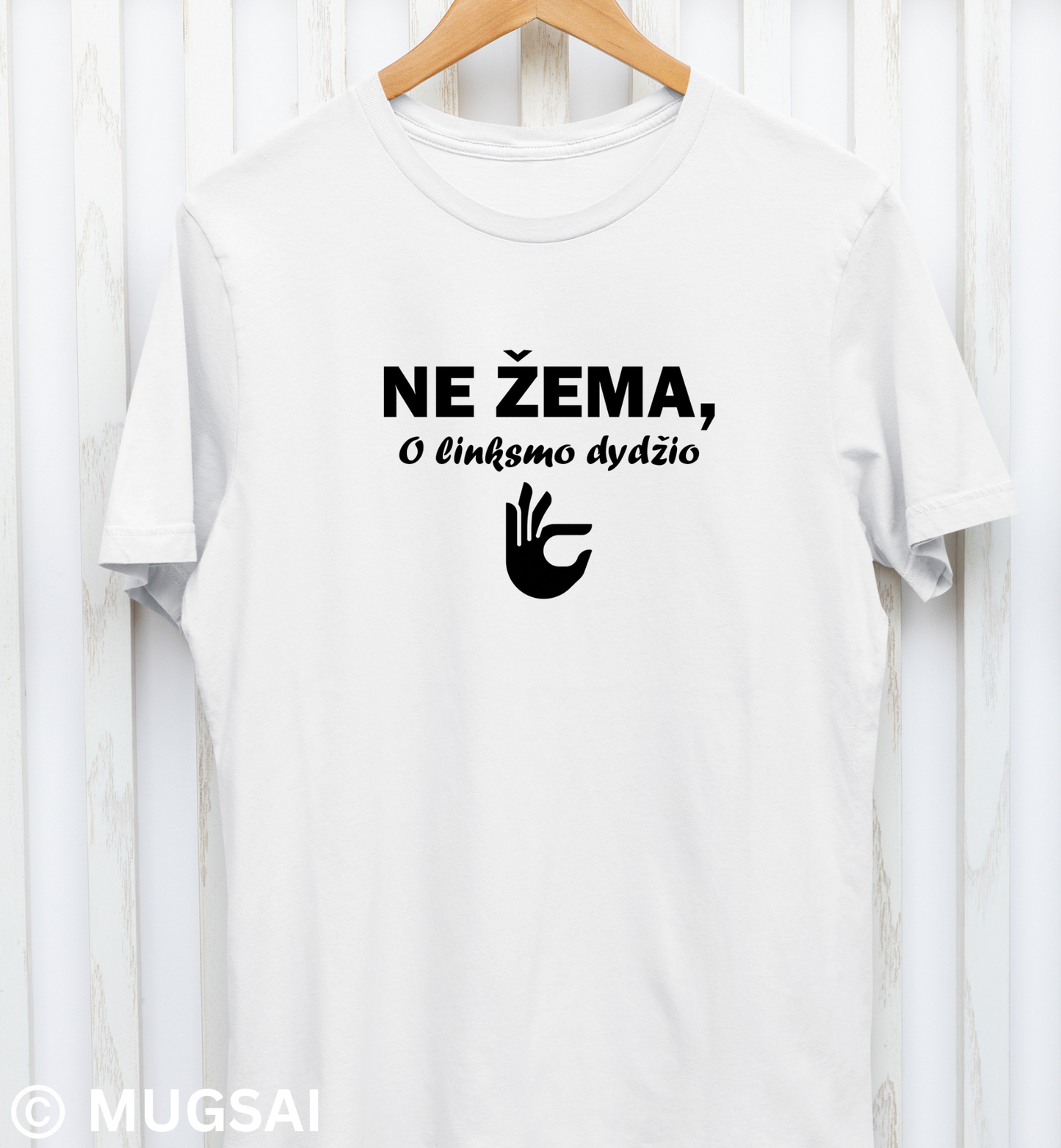 Marškinėliai „Ne žema, o linksmo dydžio“ – priekinė pusė su humoristine fraze