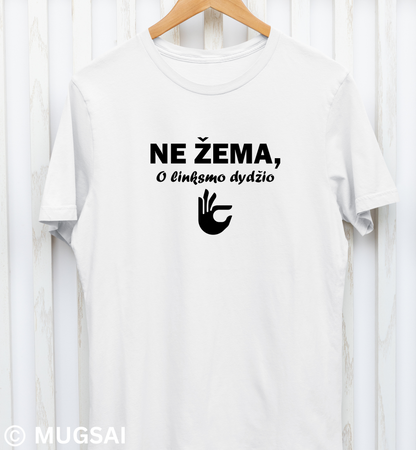 Marškinėliai „Ne žema, o linksmo dydžio“ – priekinė pusė su humoristine fraze