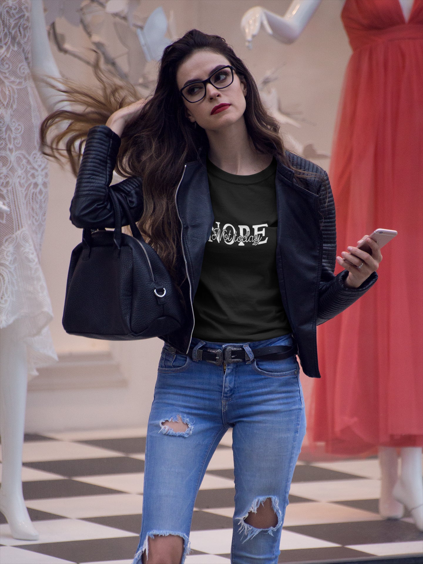 Marškinėliai "Nope, not today" ant modelio – stilingas kasdienis pasirinkimas