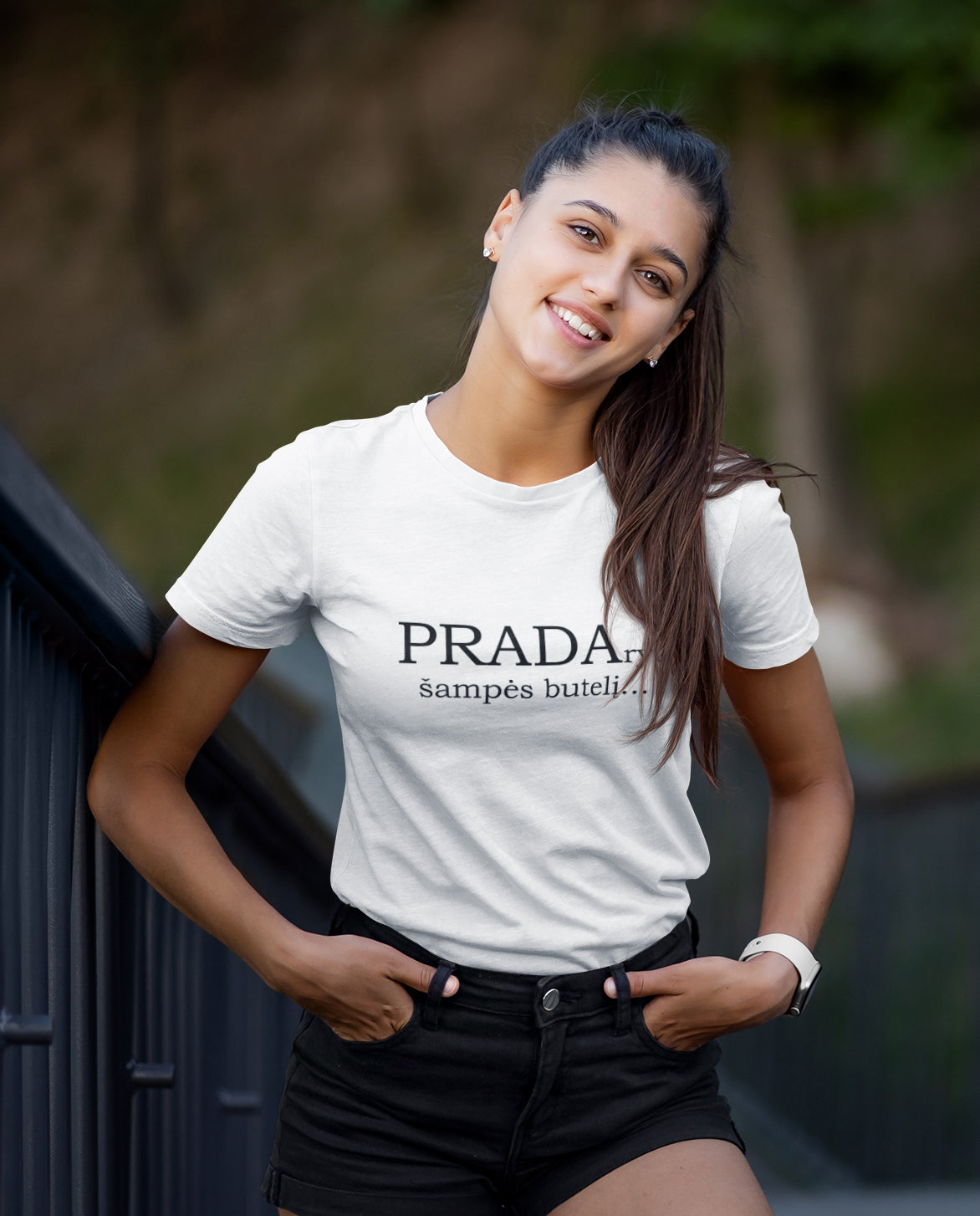 Marškinėliai „PRADAryk šampės butelį“ ant modelio – puikus pasirinkimas vakarėliui