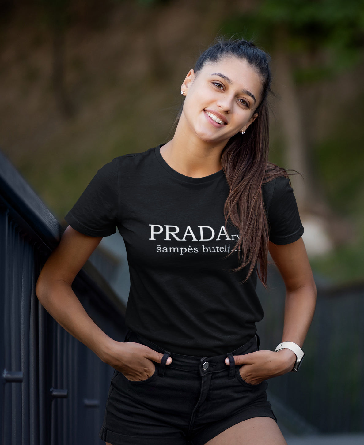 Marškinėliai „PRADAryk šampės butelį“ ant modelio – puikus pasirinkimas vakarėliui