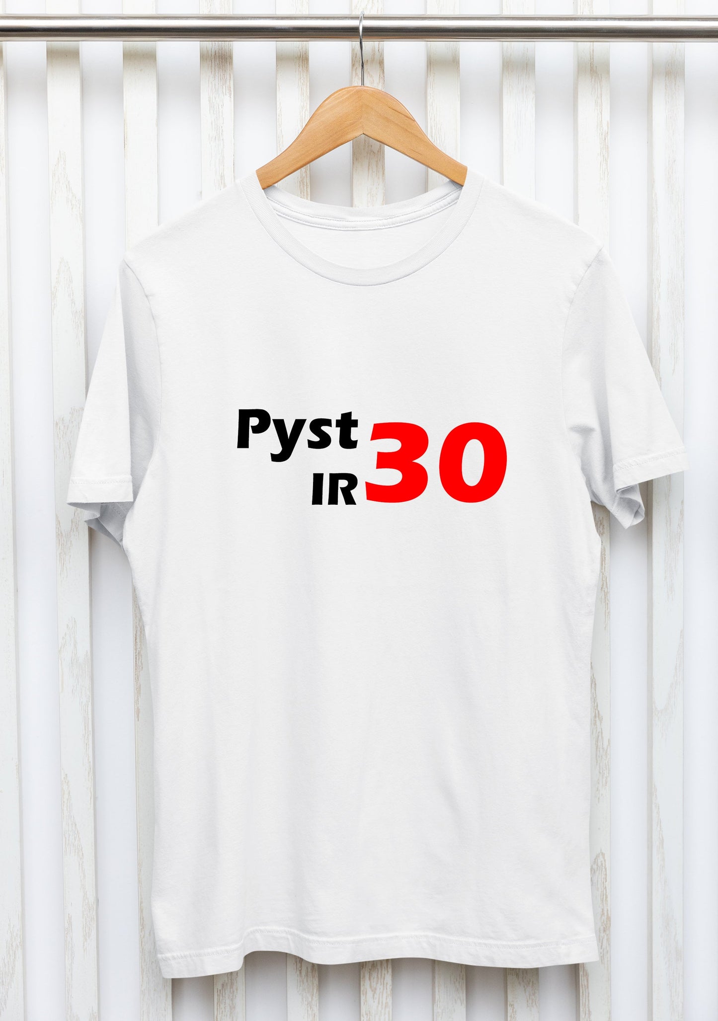 Marškinėliai „Pyst ir 30“ – priekinė pusė su šmaikščiu gimtadienio tekstu
