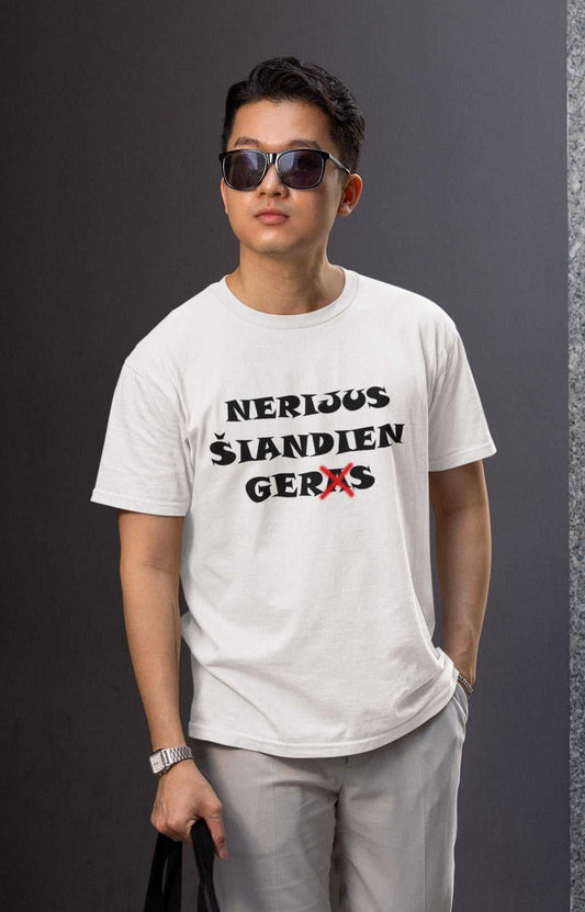 Marškinėliai "Šiandien geras" ant modelio – stilingi ir patogūs kasdienai