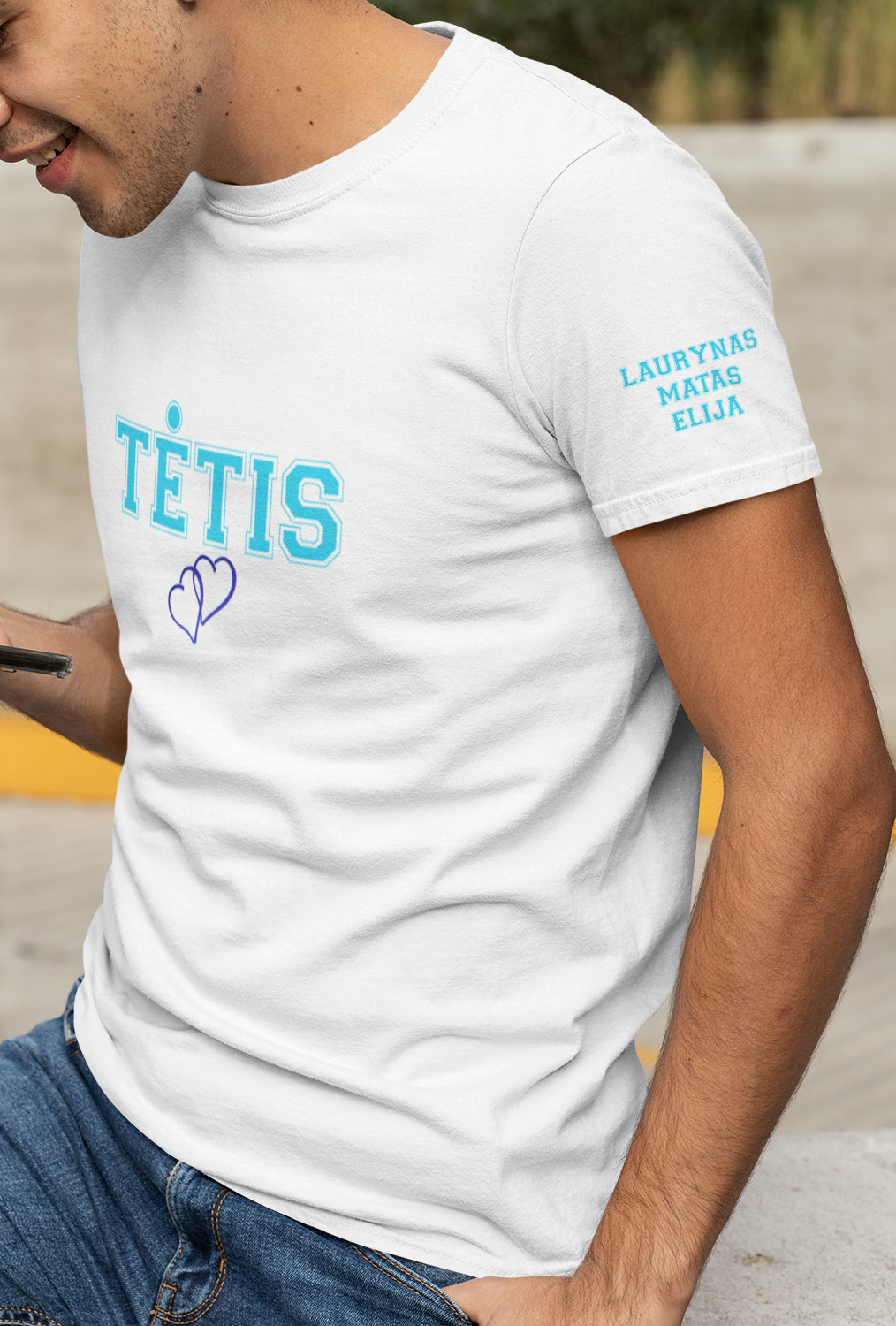 Marškinėliai „Tėtis su vaikų vardais ant rankovės“– personalizuota rankovė su vardais