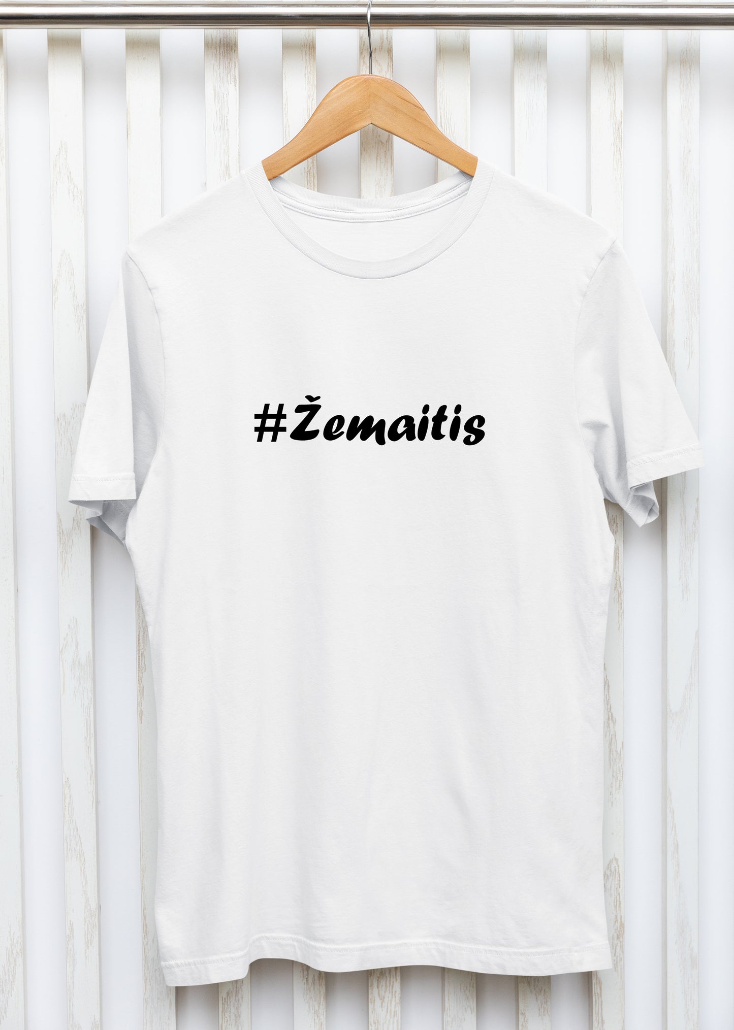 Marškinėliai „Žemaitis\ė“ – priekinė pusė su minimalistiniu tekstu