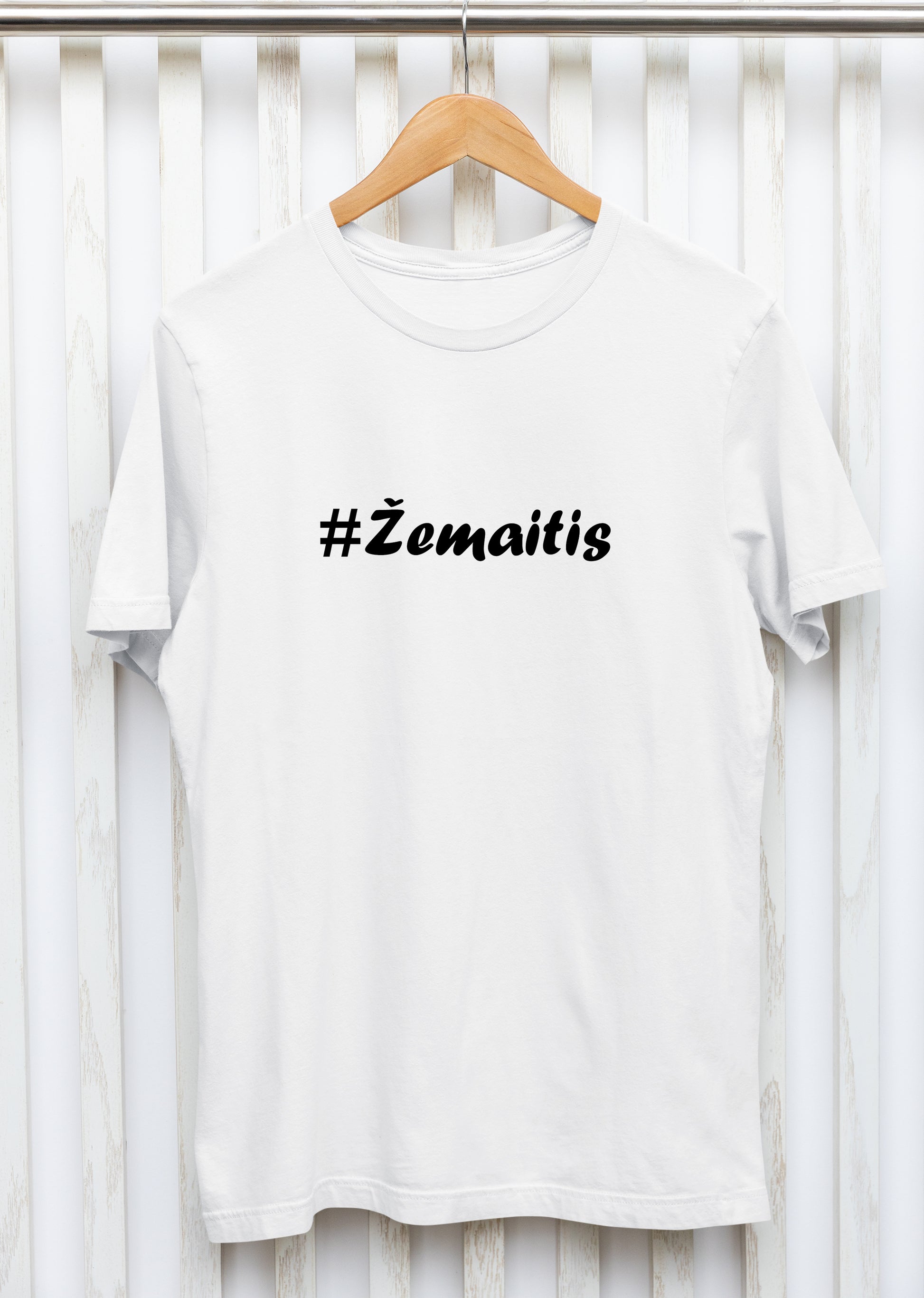 Marškinėliai „Žemaitis\ė“ – priekinė pusė su minimalistiniu tekstu