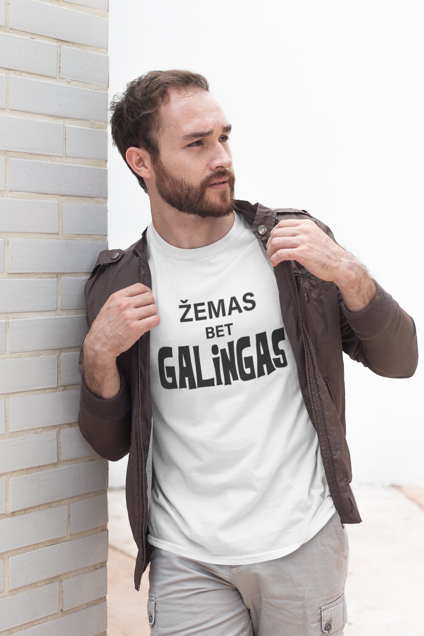 Marškinėliai „Žemas, bet galingas“ ant modelio – išskirtinis kasdienis stilius