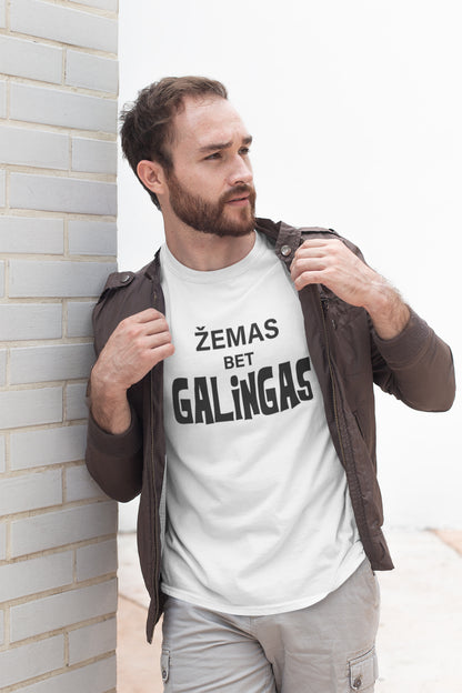 Marškinėliai „Žemas, bet galingas“ ant modelio – išskirtinis kasdienis stilius