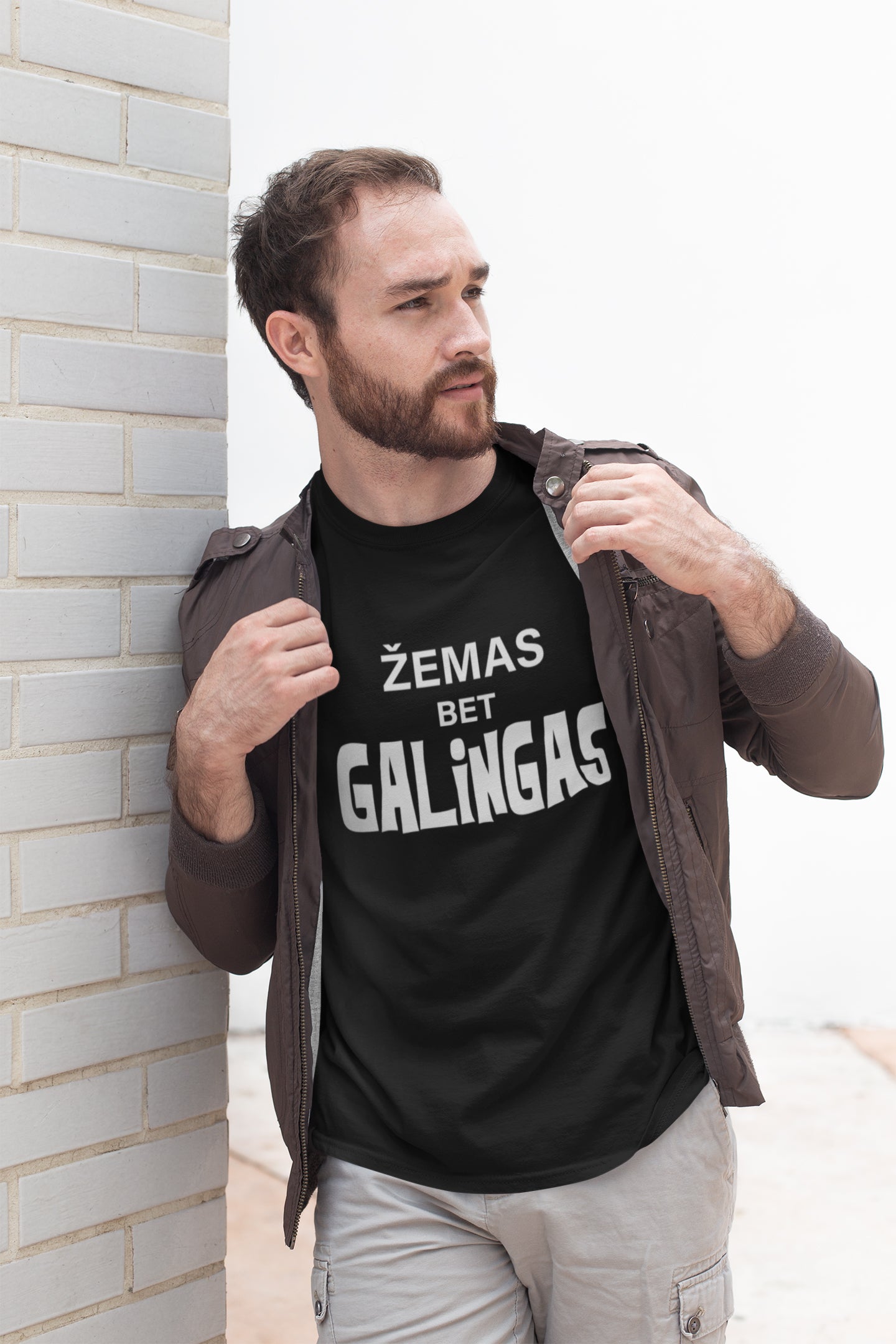 Marškinėliai „Žemas, bet galingas“ ant modelio – išskirtinis kasdienis stilius