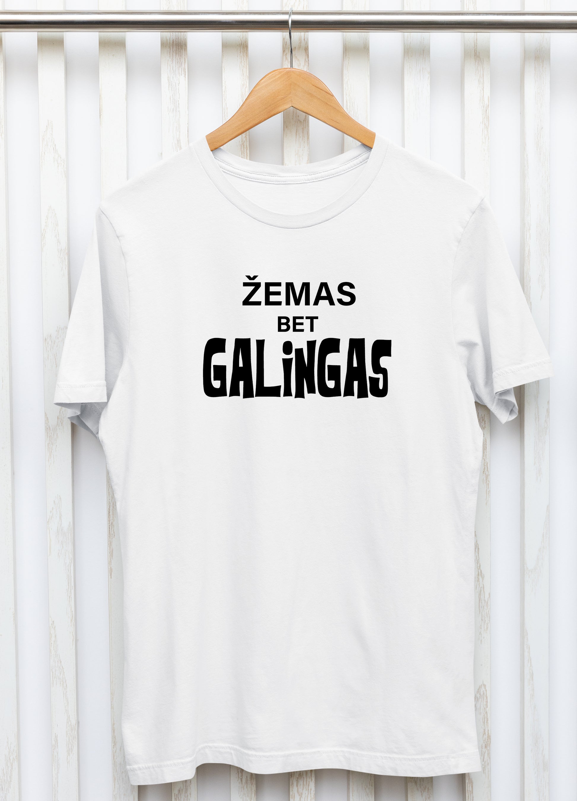 Marškinėliai „Žemas, bet galingas“ – priekinė pusė su aiškiu tekstu